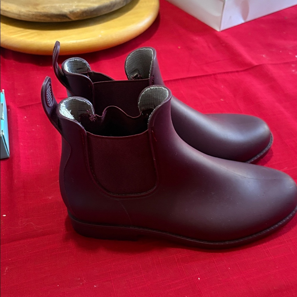 LADIES KOMFORME WINE COLORED ANKLE BOOTS